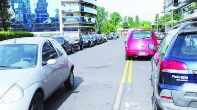 Pese a la gr�a, siguen dejando los autos mal estacionados