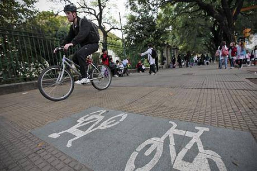 Ordenan a la Ciudad retirar una bicisenda de la vereda frente a colegios de Palermo