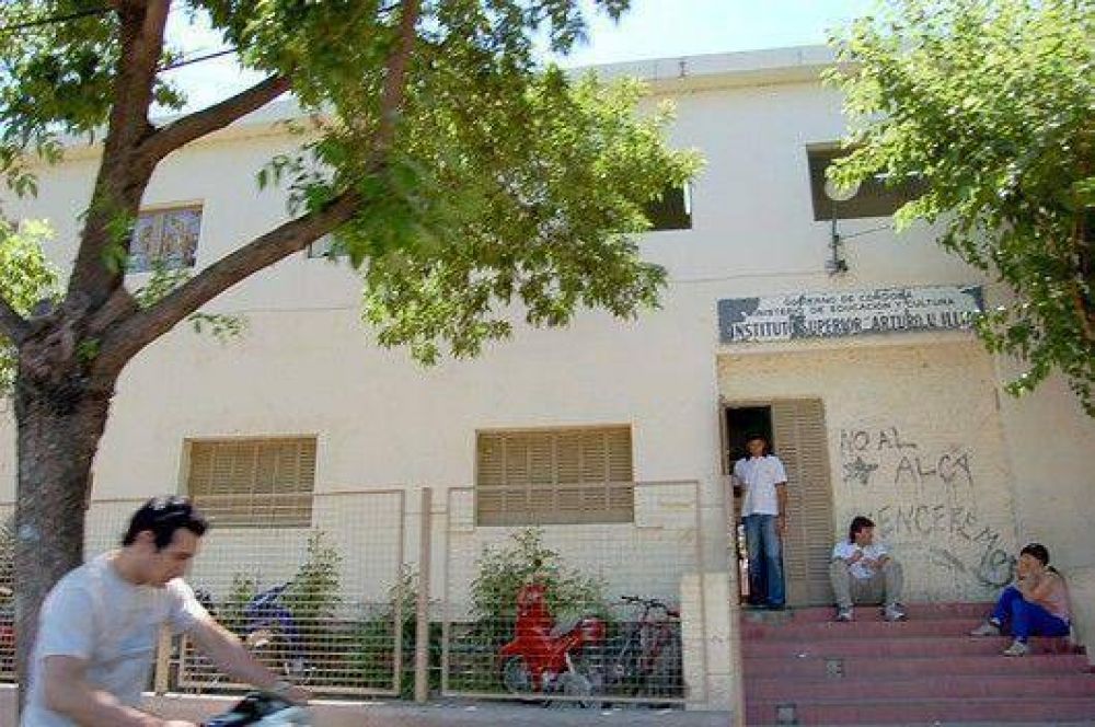 Carlos Paz: Denuncian brutal ataque a la salida de un colegio