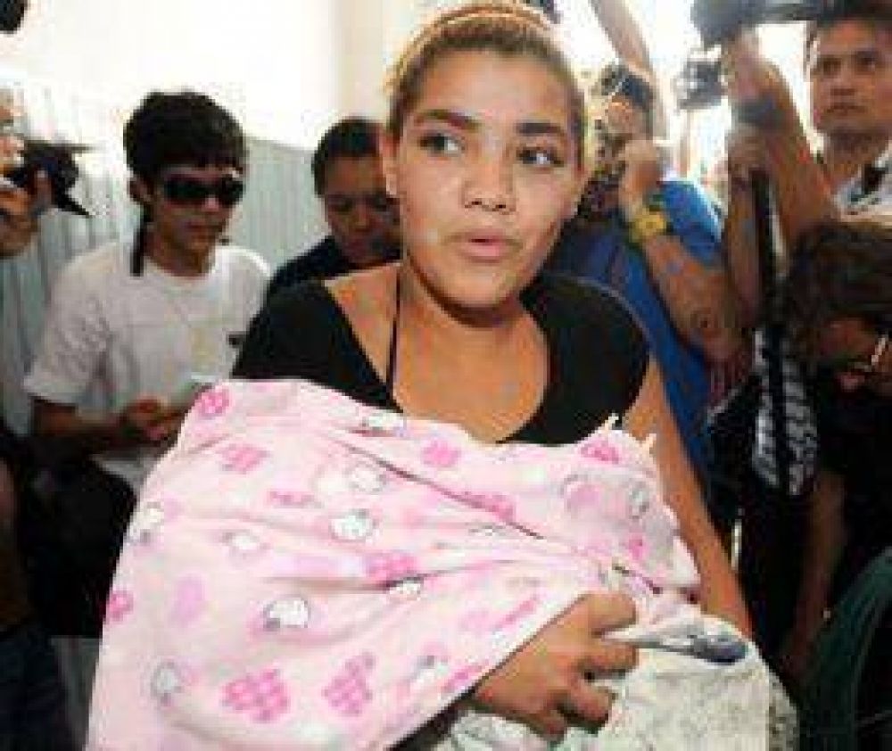 Kiara va a vivir con su abuelo paterno  