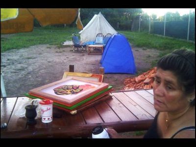 Es enfermera del hospital San Mart�n y vive en una carpa con sus cuatro hijos