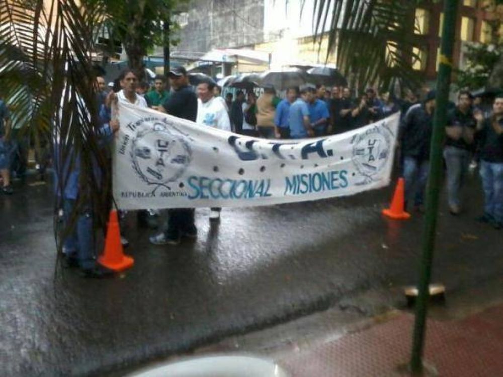 Choferes reclamaron frente a la cartera de Trabajo bajo la lluvia