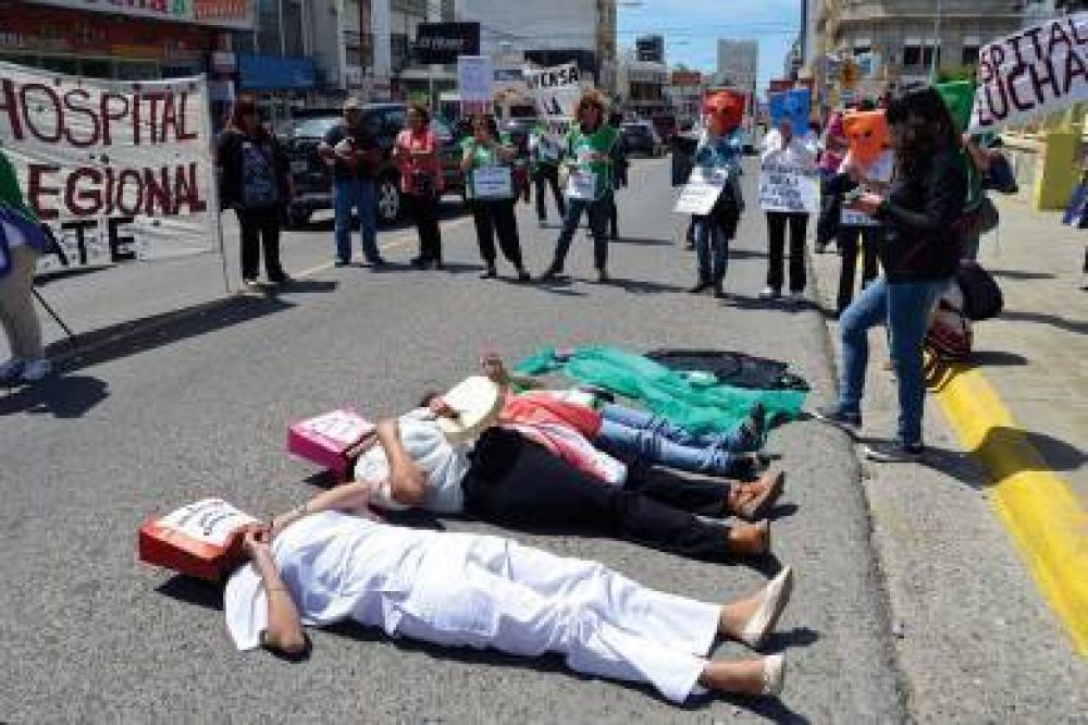 Trabajadores del Hospital se manifestaron por la falta de recurso humano y el pedido de paritarias