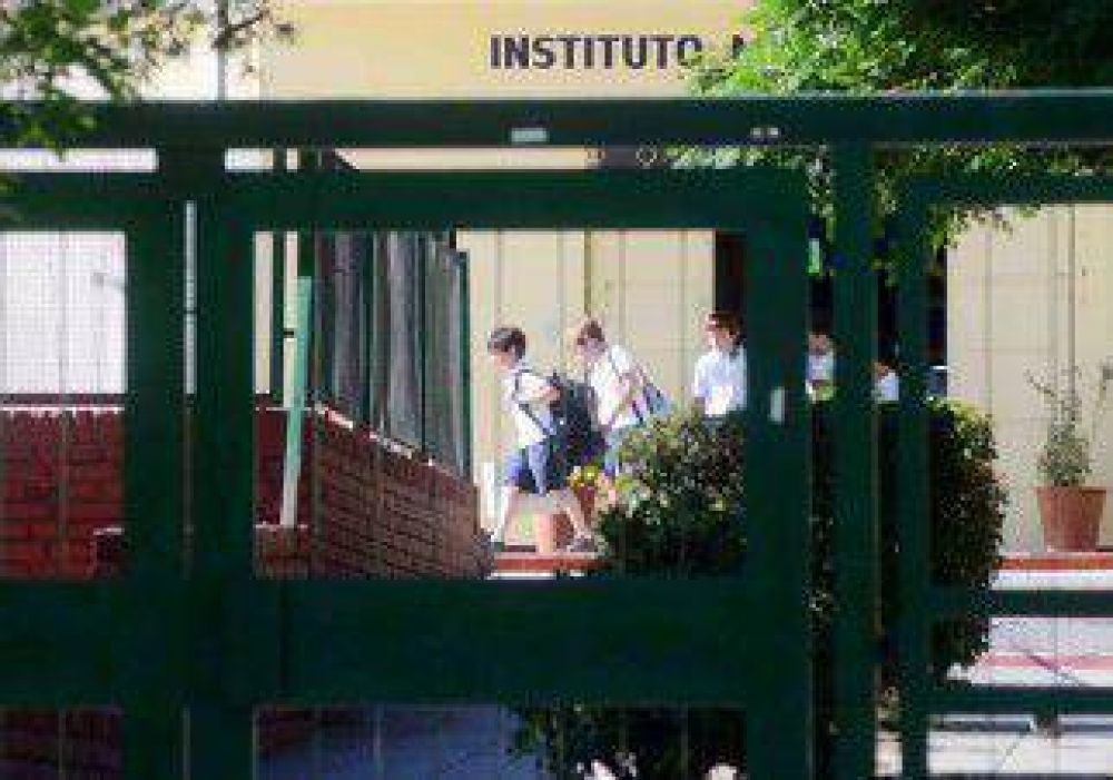 Escuelas privadas cobran hasta 3 mil pesos y reciben aportes estatales 
