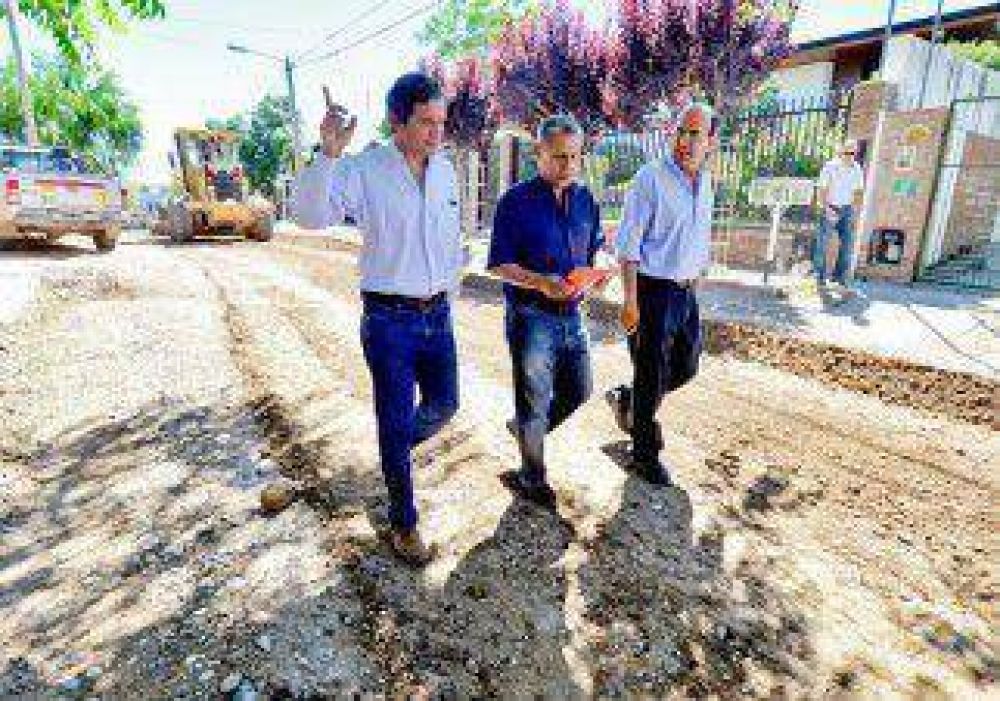 Recorrieron obras de pavimentaci�n 