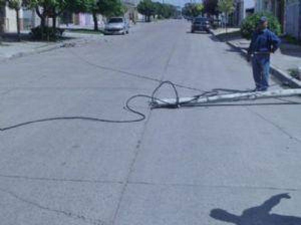 El viento da�� tendido de energ�a en varios sectores