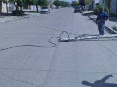 El viento da�� tendido de energ�a en varios sectores