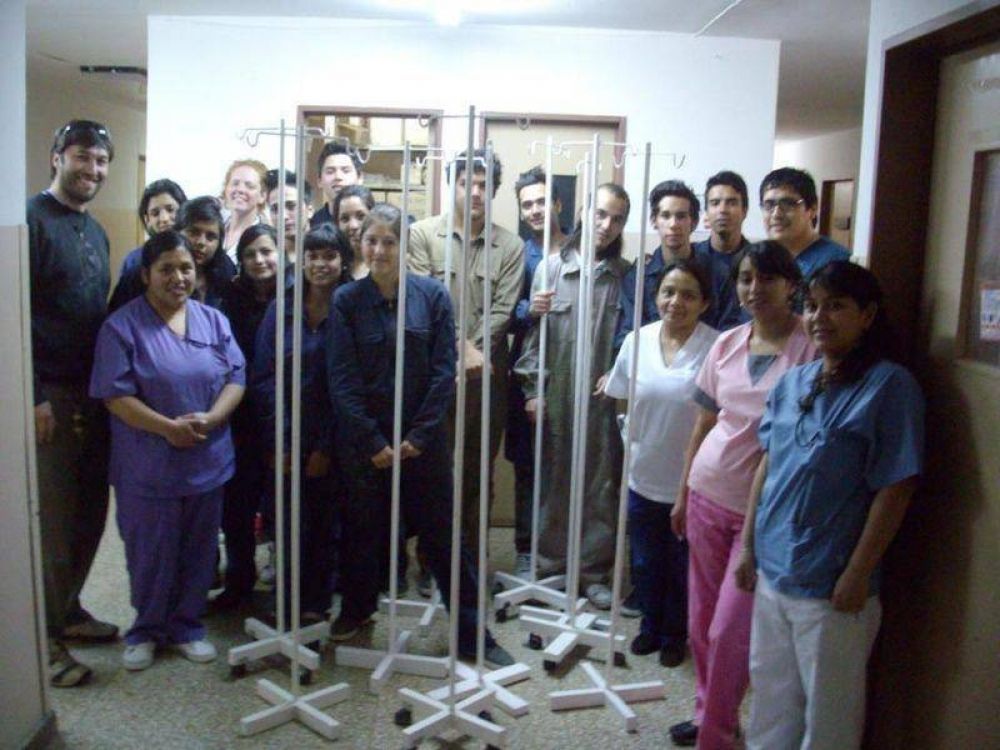 Alumnos del CET 2 entregaron porta sueros al Hospital Zonal