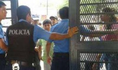Detienen a docente tras ser acusado de abusar de una menor