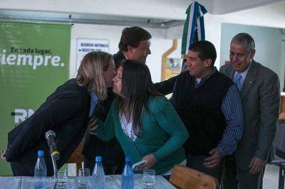 El gobernador entreg� aportes y personer�as jur�dicas
