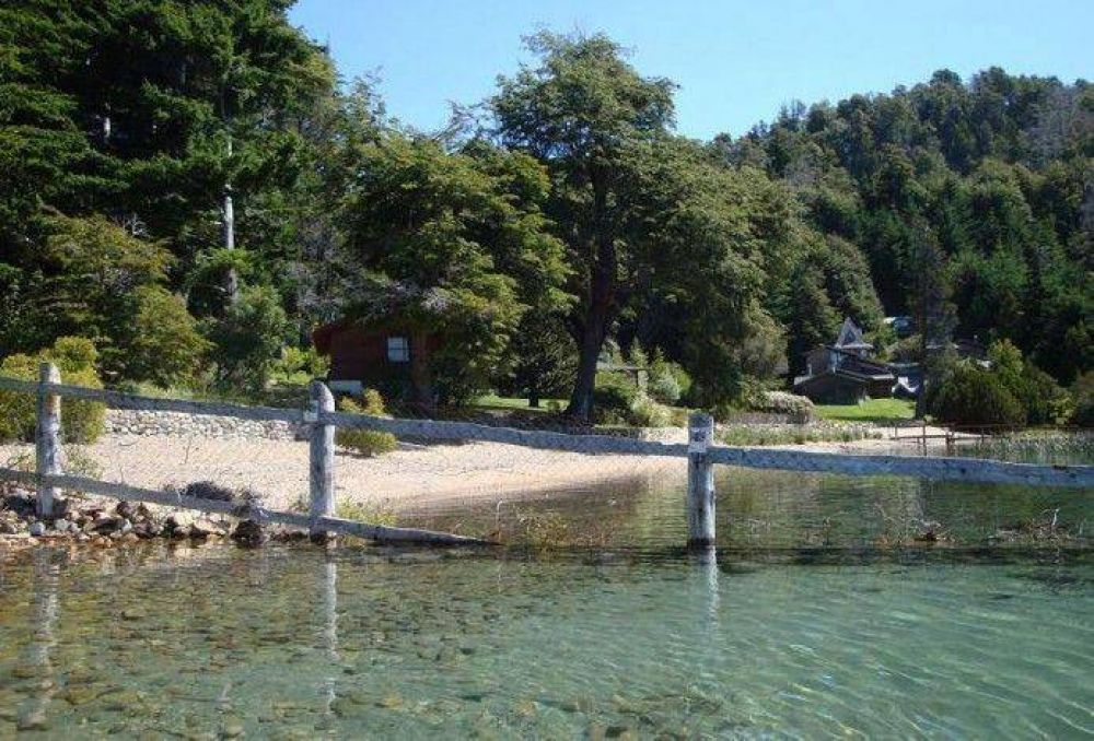 Municipio intimar� al vecino que cerc� la playa en el lago Moreno