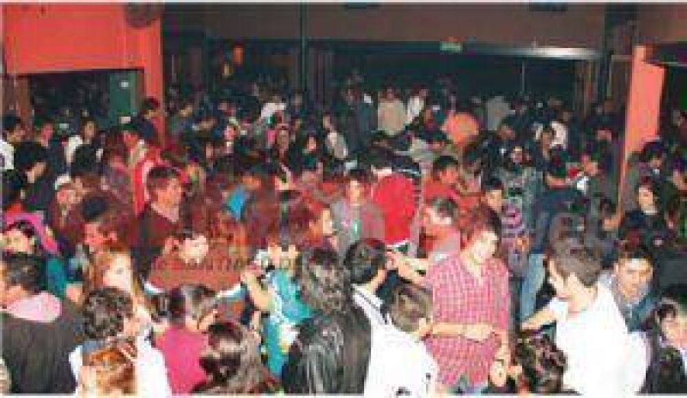 Pol�mica por los horarios de cierre de boliches y las multas