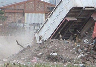 Denunci� que la Municipalidad origin� un basural a cielo abierto frente a su casa