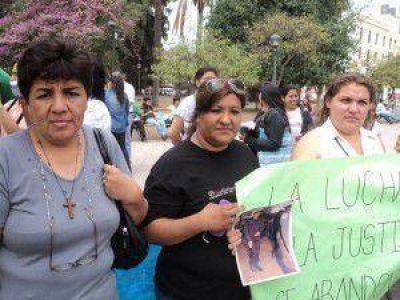 Familiares de polic�as de Jujuy denuncian que los efectivos �no tienen nada�