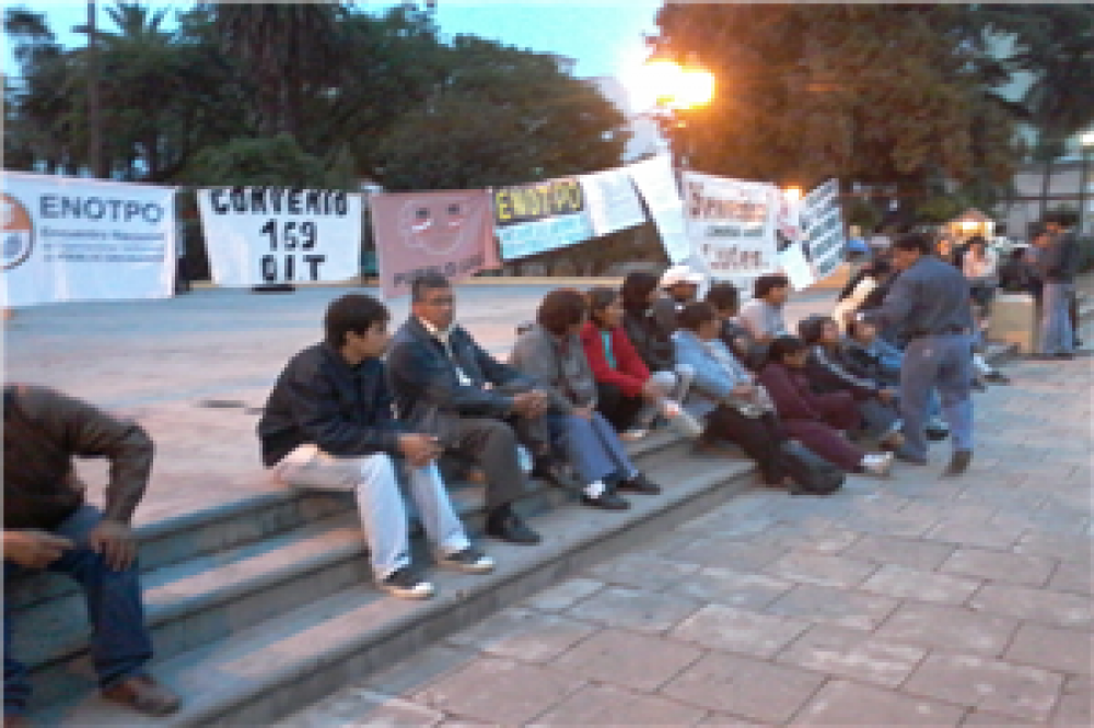 Reclamo de la comunidad aborigen de Lules frente a la Legislatura