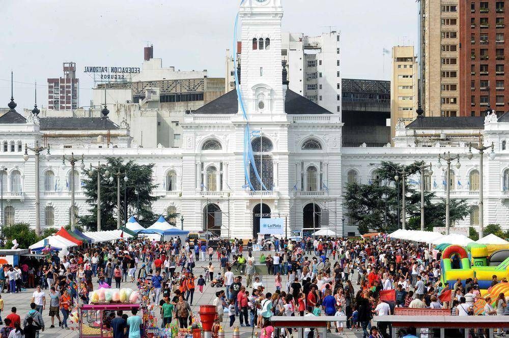 Una plaza diferente y nada que festejar en el aniversario de La Plata