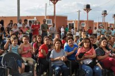 Catorce familias de Angaco recibieron m�dulos habitacionales