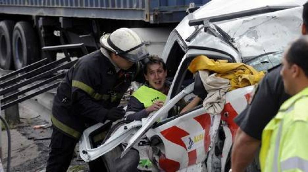 Un cami�n no fren� en el peaje y caus� una tragedia: 2 muertos y 12 heridos