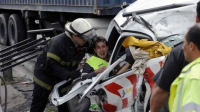 Un cami�n no fren� en el peaje y caus� una tragedia: 2 muertos y 12 heridos
