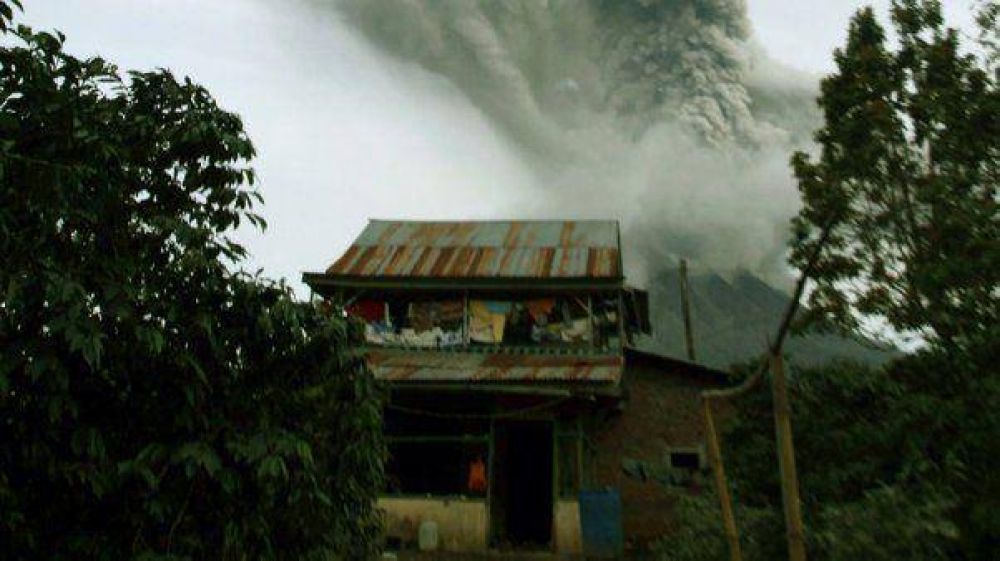 M�s de 1500 evacuados por la erupci�n de un volc�n en Indonesia