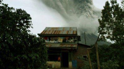 M�s de 1500 evacuados por la erupci�n de un volc�n en Indonesia