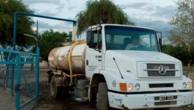 Habr� m�s camiones para repartir agua en los barrios