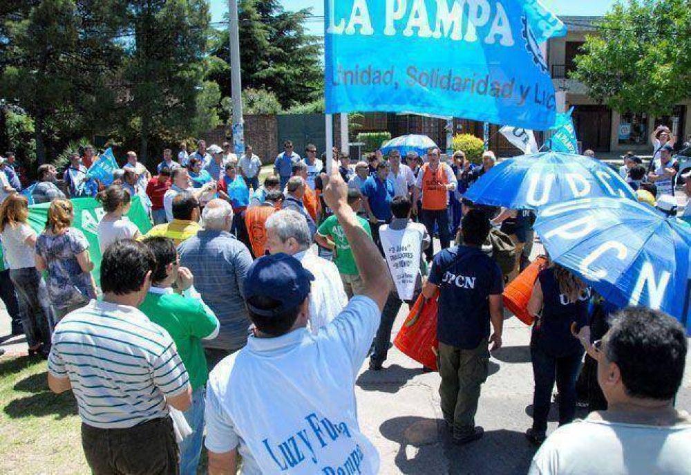 Estatales: se intensifica el conflicto con el gobierno y hasta eval�an "escraches"