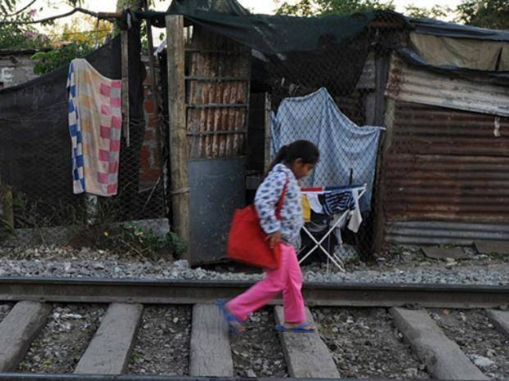 Unas 1.500 familias viven pegadas a las v�as del tren que ir� a Capital
