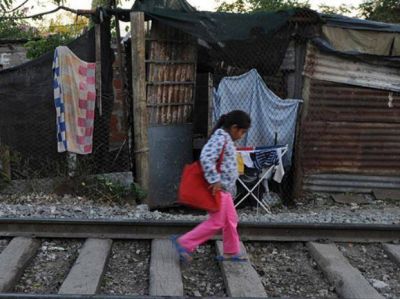 Unas 1.500 familias viven pegadas a las v�as del tren que ir� a Capital
