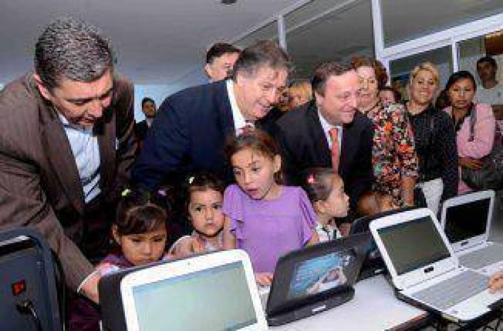 Una empresa don� 40 notebooks a los ni�os internados en Hospital platense