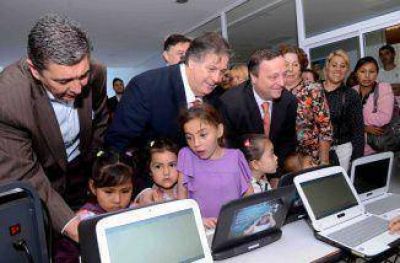 Una empresa don� 40 notebooks a los ni�os internados en Hospital platense