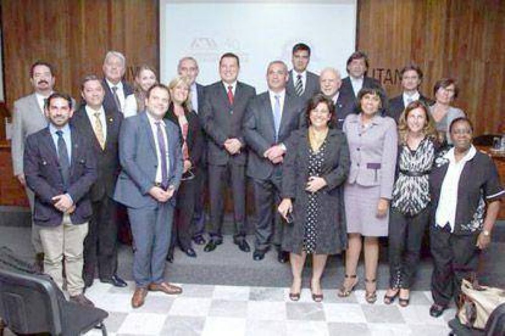Vinagre particip� del Coloquio del Instituto Latinoamericano del Ombudsman en M�xico