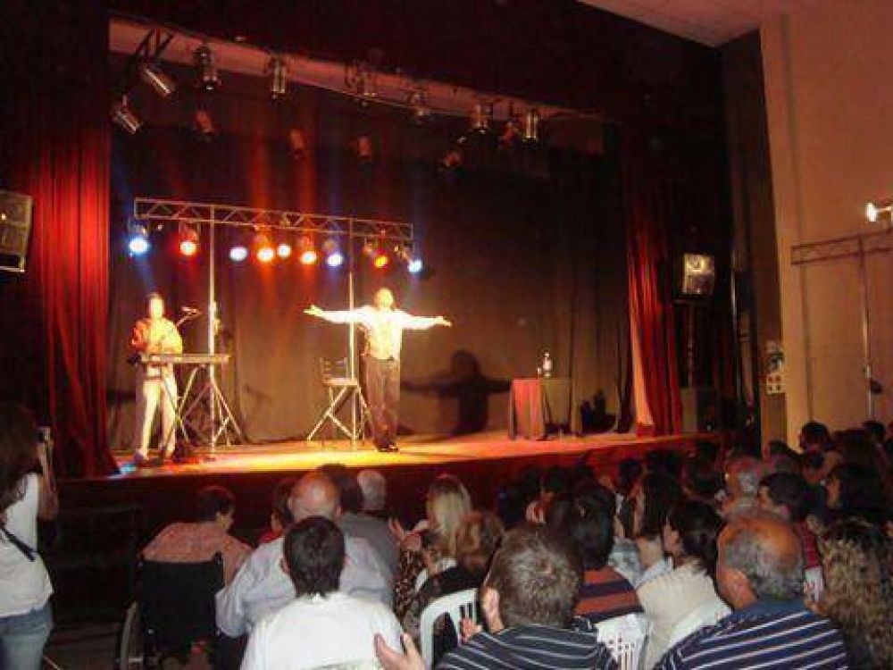 Cacho Garay brind� su show en Ramallo