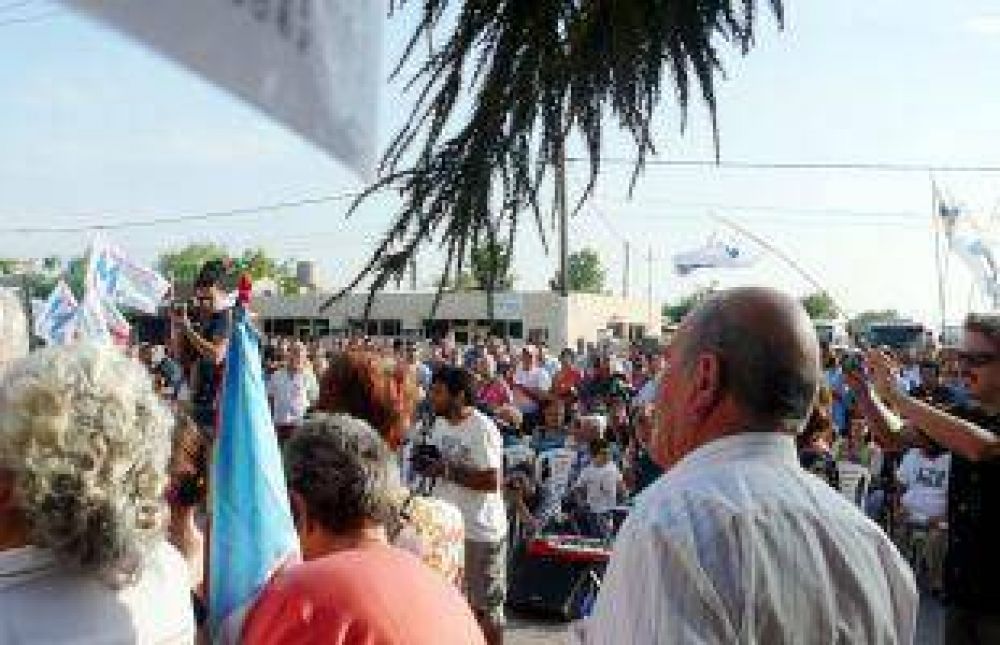 Integrantes de la Mesa por la Memoria presentes en la se�alizaci�n del Penal de San Nicol�s