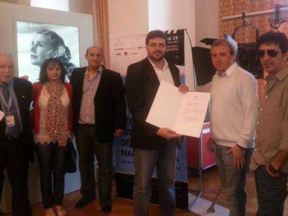 ENTREGAN RECONOCIMIENTO AL LARGOMETRAJE MARPLATENSE �CHAU�