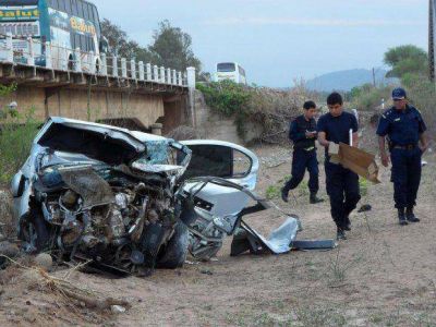 Muri� al precipitarse con su auto a la playa del r�o