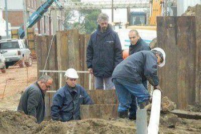OSSE firm� contrato para ejecutar obras de cloacas en el barrio Ostende