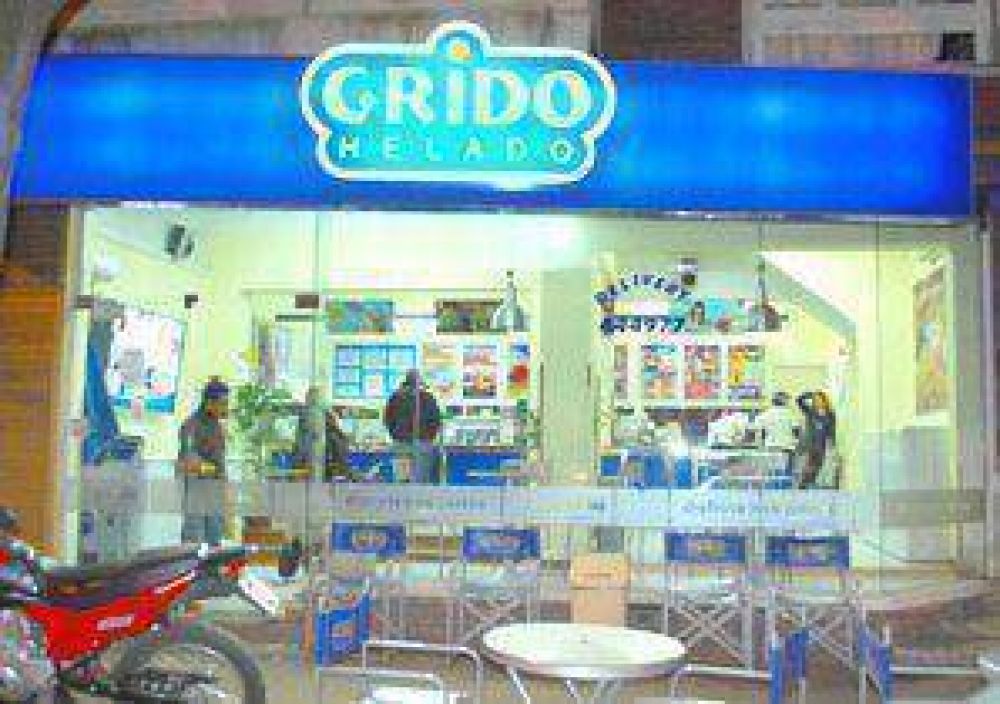 Rompen una puerta y roban la registradora de la helader�a Grido