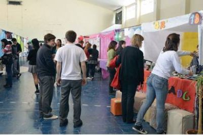 Estudiantes del Colegio 798 presentaron sus microemprendimientos en el Gimnasio Municipal