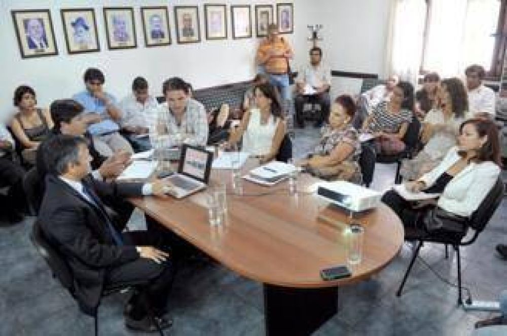 El secretario de Hacienda, Carlos Abeleira expuso ante los concejales los detalles del Presupuesto Municipal 2014