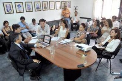 El secretario de Hacienda, Carlos Abeleira expuso ante los concejales los detalles del Presupuesto Municipal 2014