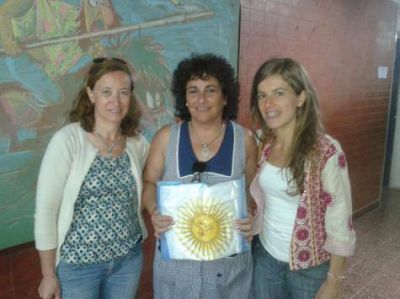 El PRO entreg� una bandera argentina a la escuela de La Sortija