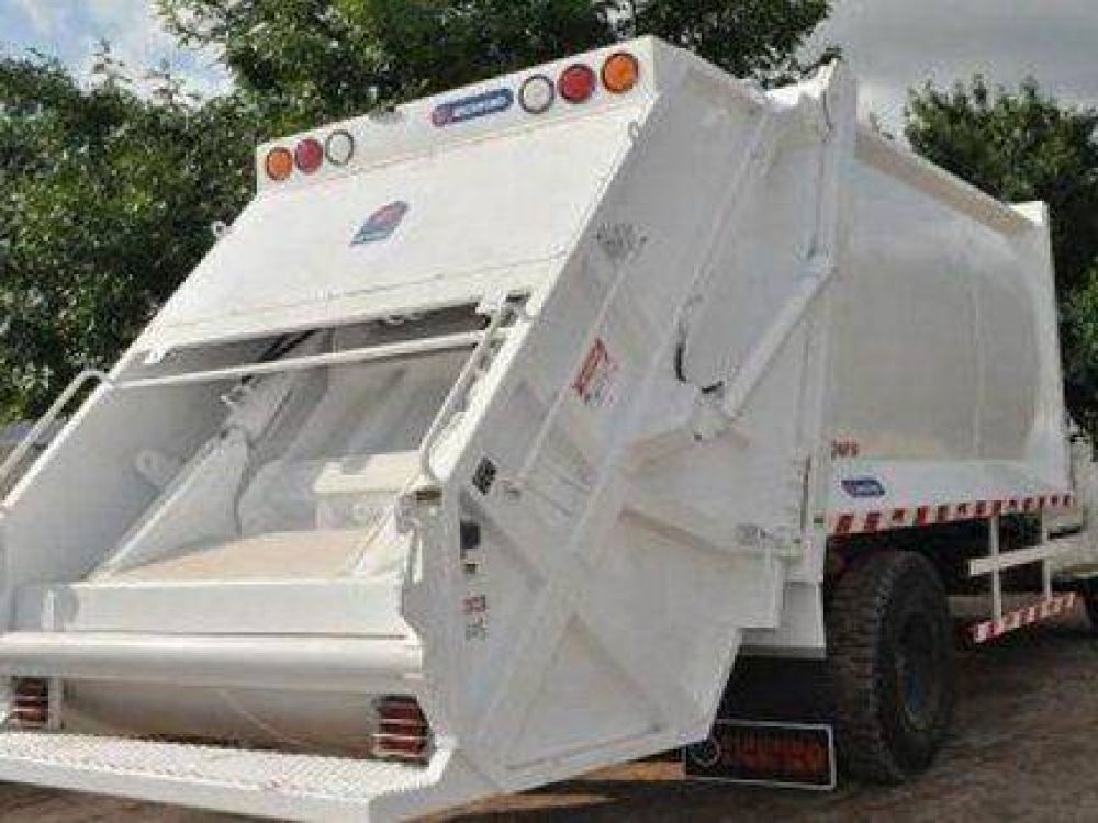 Entregaron un cami�n compactador y 100 contenedores en Crespo  