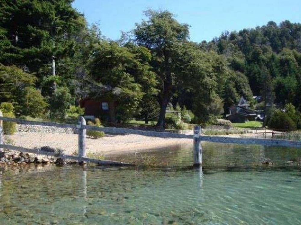 Due�o del terreno en lago Moreno deber� retirar su cerco en 48 horas