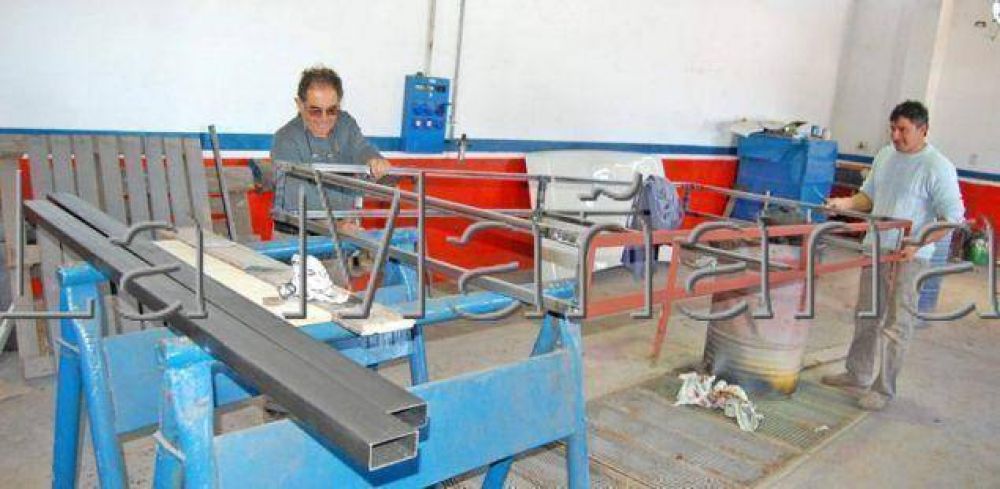 Siguen reparando a nuevo unidades del parque vial municipal de Saladillo