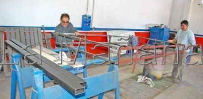 Siguen reparando a nuevo unidades del parque vial municipal de Saladillo