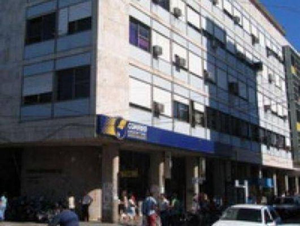 Personal del Correo Argentino corta el tr�nsito en San Mart�n y San Juan