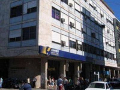 Personal del Correo Argentino corta el tr�nsito en San Mart�n y San Juan