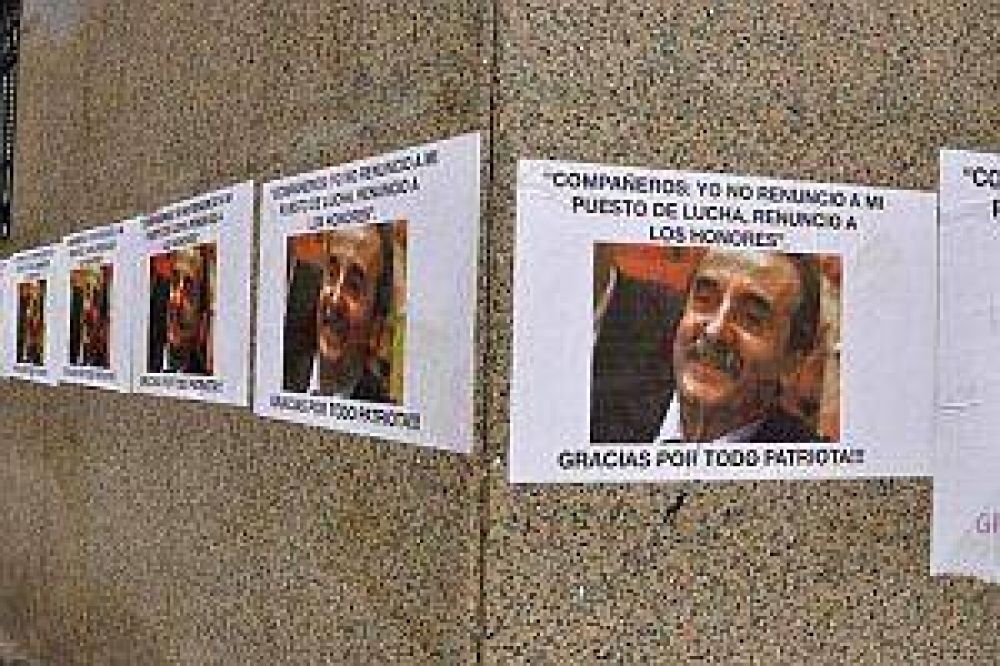 Con afiches y una frase de Evita, despiden a Moreno: "Gracias por todo, patriota"