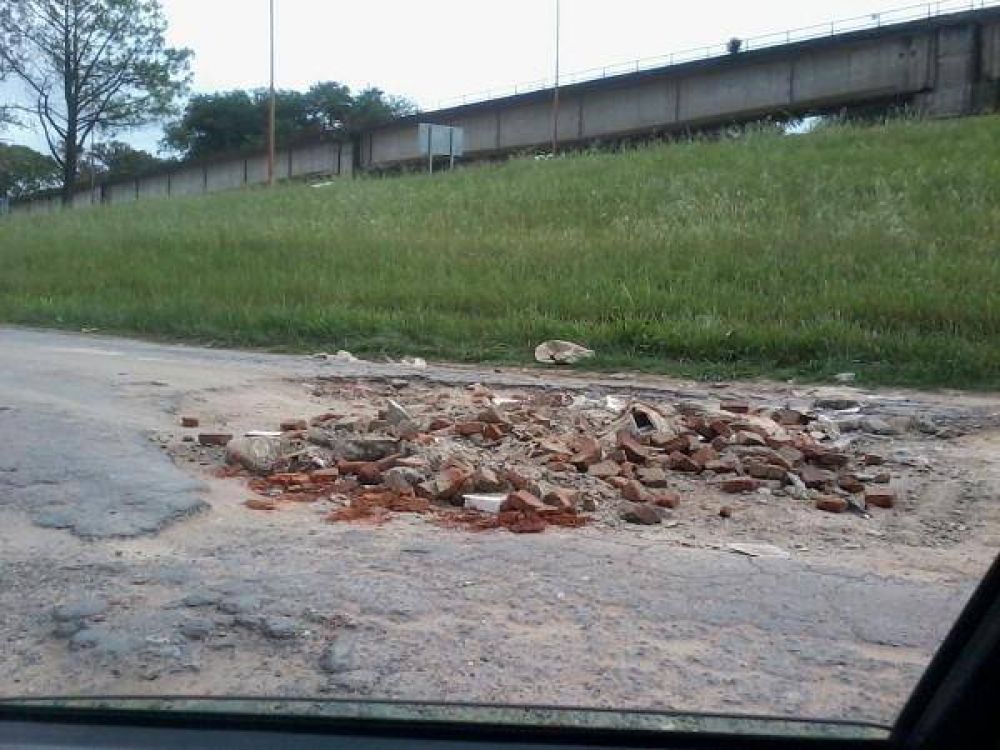 El ingreso a Z�rate lindero al puente est� desastroso